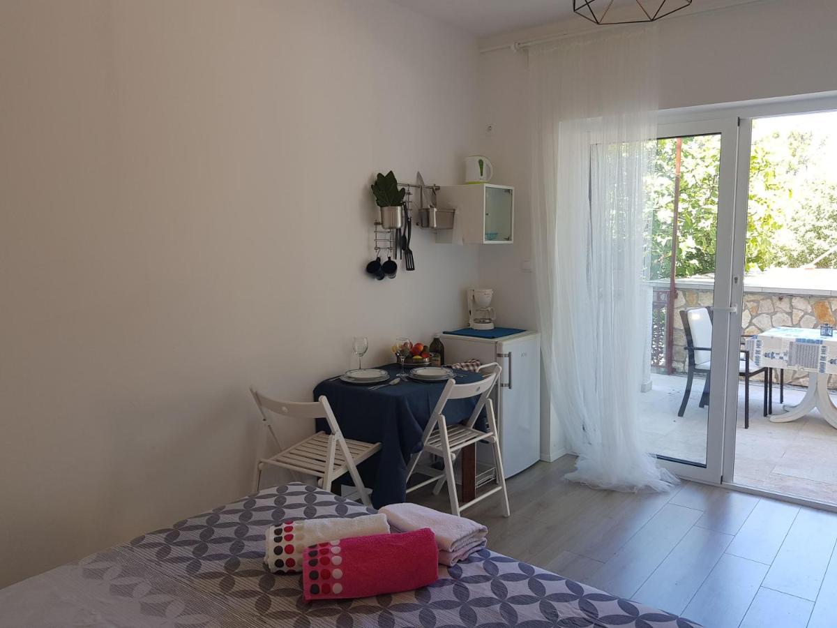 Apartmani Elena Malinska Esterno foto