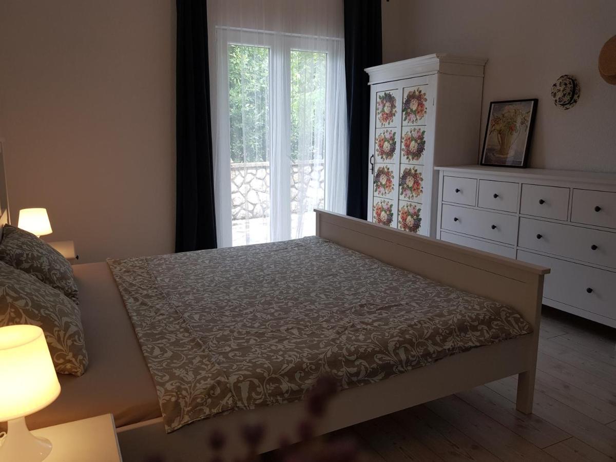 Apartmani Elena Malinska Esterno foto