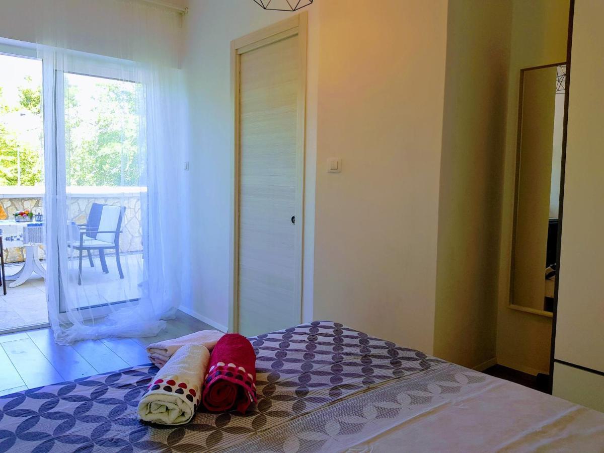 Apartmani Elena Malinska Esterno foto