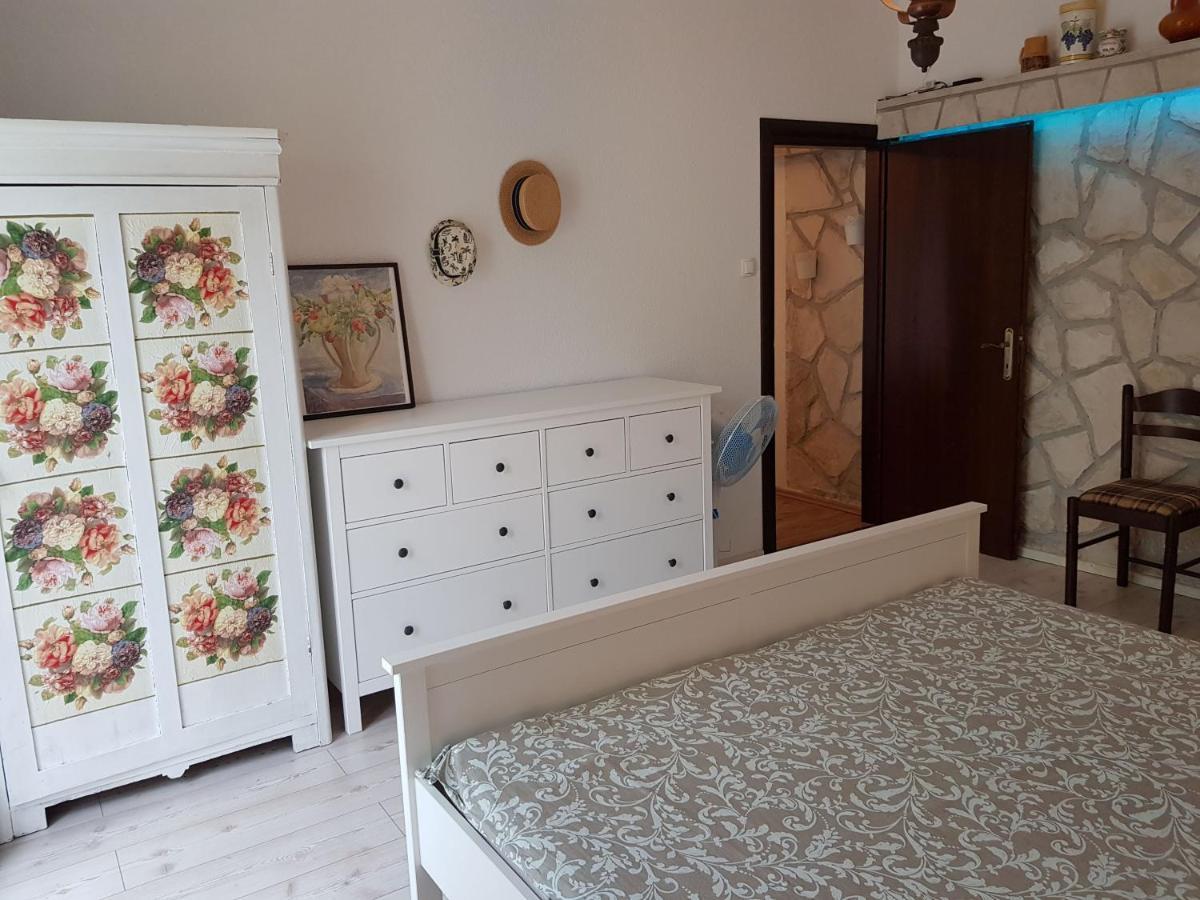 Apartmani Elena Malinska Esterno foto