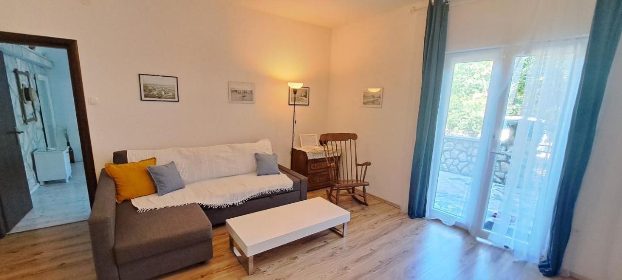 Apartmani Elena Malinska Esterno foto